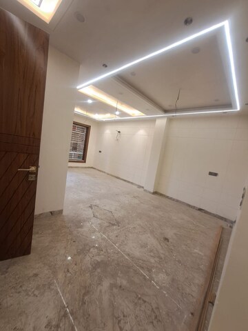 Room in 3 BHK Builder Floor at Sector 28 – for Rent