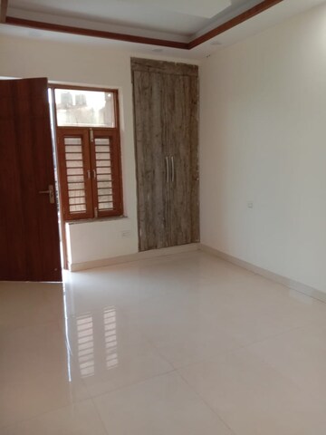 Room in 3 BHK Builder Floor at Sector 30 – for Rent