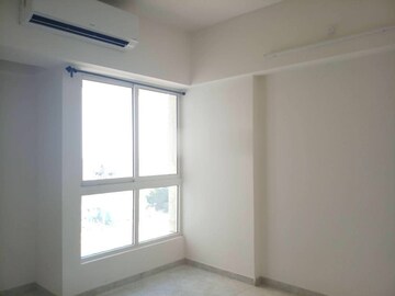 Room in 2 BHK Apartment at Lodha Amara, Kolshet Road – for Rent