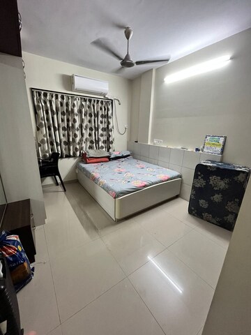 Master Bedroom in 2 BHK Apartment at Spring Leaf 6 CHS, Kandivali East – for Rent