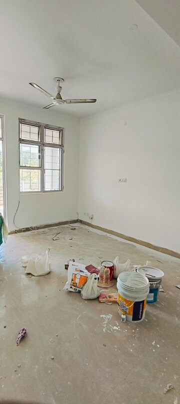 Room in 3.5 BHK Apartment at Vasant Kunj – for Rent