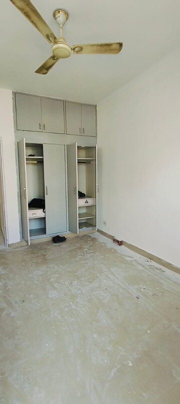 Room in 3.5 BHK Apartment at Vasant Kunj – for Rent