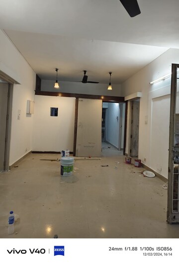 Room in 3.5 BHK Apartment at Vasant Kunj – for Rent