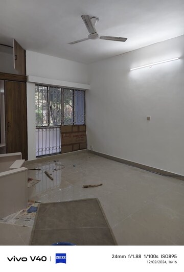 Room in 3.5 BHK Apartment at Vasant Kunj – for Rent