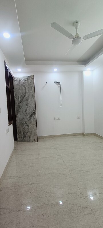 Room in 4 BHK Apartment at Vasant Kunj – for Rent