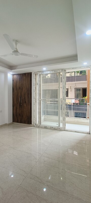 Room in 4 BHK Apartment at Vasant Kunj – for Rent