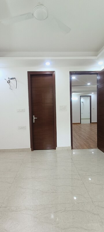 Room in 4 BHK Apartment at Vasant Kunj – for Rent