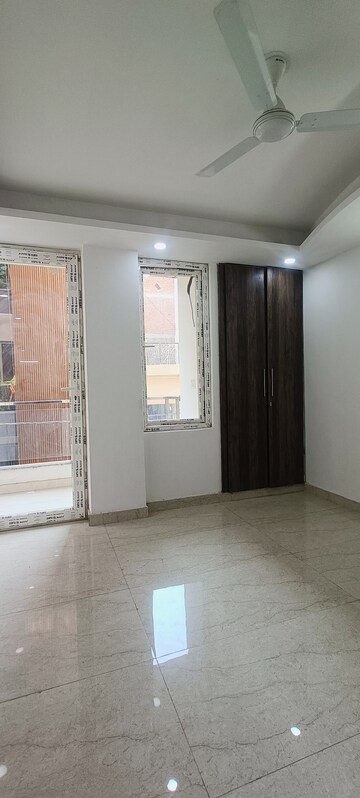 Room in 4 BHK Apartment at Vasant Kunj – for Rent
