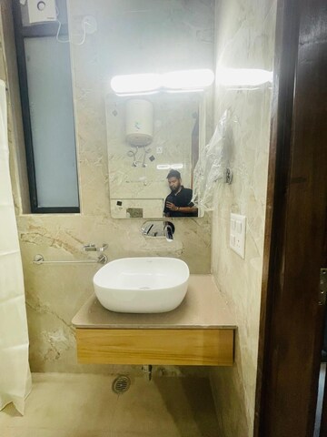 Bathroom in 1 BHK Builder Floor at DLF Building 10, Dlf Phase ii – for Rent