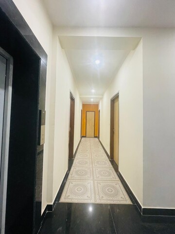 Building Lobby in 1 BHK Builder Floor at DLF Building 10, Dlf Phase ii – for Rent