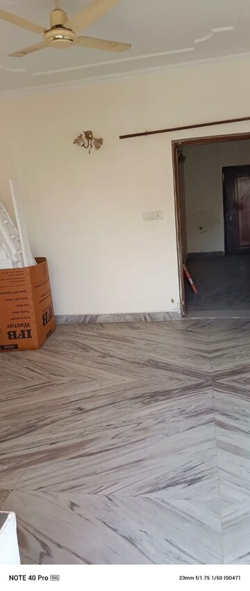 Room in 2 BHK Builder Floor at Cosmos Floors, Sector 52 – for Rent