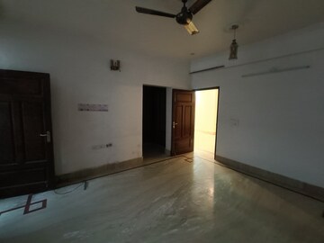 Room in 2 BHK Builder Floor at Sector 31 – for Rent