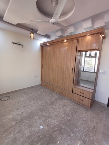 Furnished Amenities in 2.5 BHK Builder Floor at Ramesh Nagar – for Rent