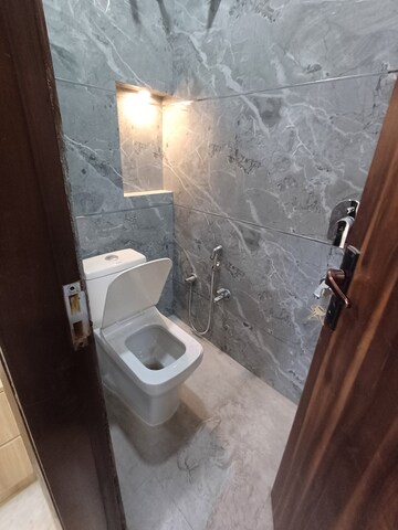 Furnished Amenities in 2.5 BHK Builder Floor at Ramesh Nagar – for Rent