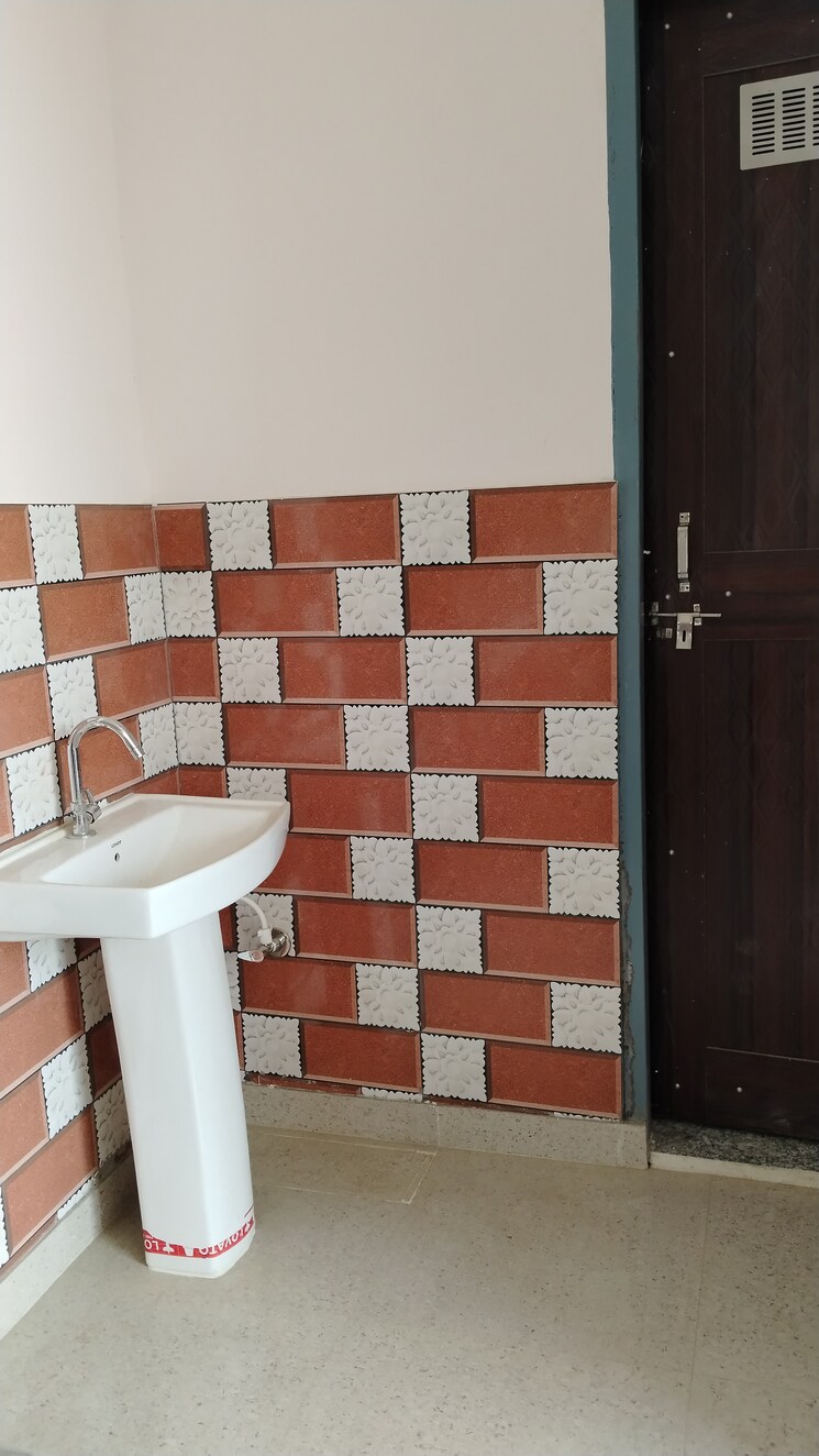 Bathroom, rohta road 3 Bedroom 70 Sq.Yd. Independent House In Rohta Road Meerut 7915824