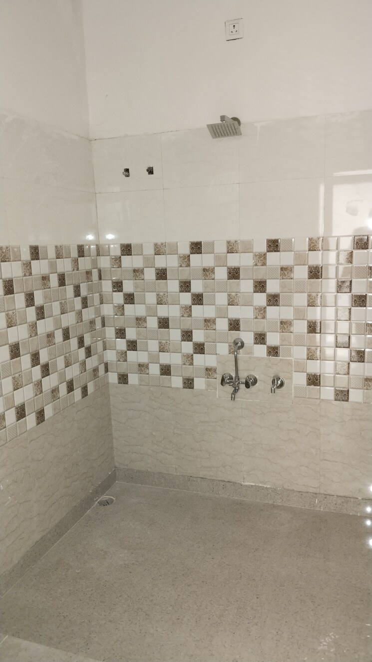 Bathroom, rohta road 3 Bedroom 70 Sq.Yd. Independent House In Rohta Road Meerut 7915824