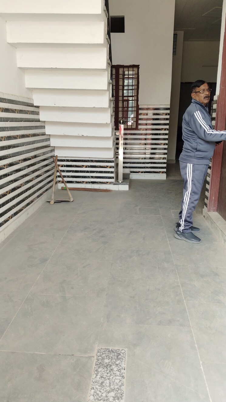  Parking, rohta road 3.5 Bedroom 100 Sq.Yd. Independent House In Rohta Road Meerut 7915863