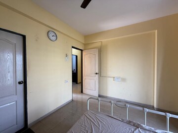 Room in 3 BHK Apartment at Seawoods – for Rent