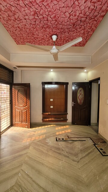 Master Bedroom in 3.5 BHK Builder Floor at Dilshad Colony – for Sale
