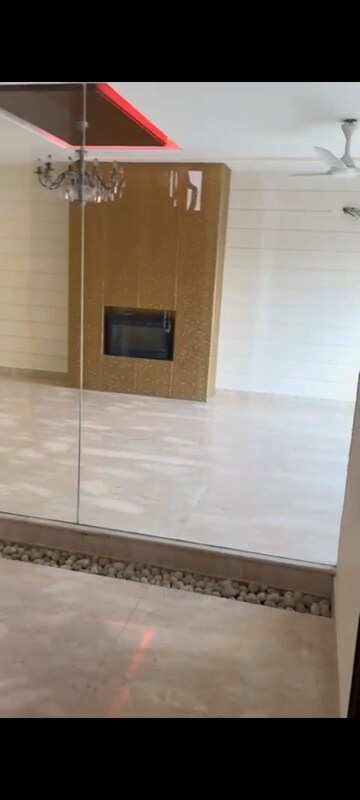 Room in 4 BHK Builder Floor at Sector 49 – for Sale
