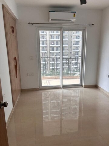 Room in 3 BHK Apartment at Amrapali Golf Homes, Sector 4, Greater Noida – for Sale