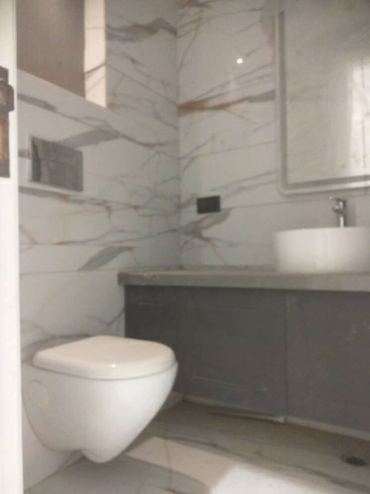 Bathroom, east patel nagar 3 Bedroom 1650 Sq.Ft. Builder Floor In East Patel Nagar Delhi 7916295