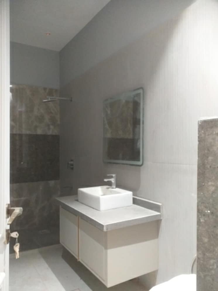 Bathroom, east patel nagar 3 Bedroom 1650 Sq.Ft. Builder Floor In East Patel Nagar Delhi 7916295