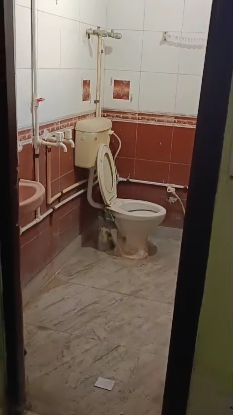 Bathroom, shalimar garden extension 1 2 Bedroom 1000 Sq.Ft. Builder Floor In Shalimar Garden Extension 1 Ghaziabad 7916650