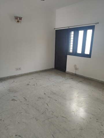 Room in 3 BHK Independent House at RWA Apartments Sector 26, Sector 26 – for Rent
