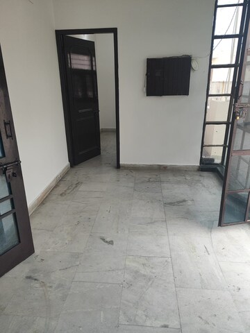 Room in 3 BHK Independent House at RWA Apartments Sector 26, Sector 26 – for Rent