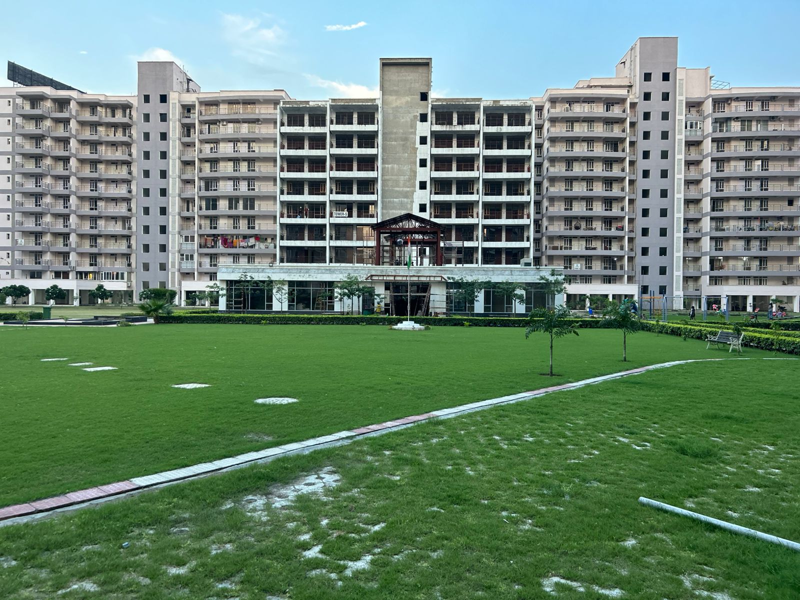 3 BHK + Servant Room Apartment For Sale in DLF The Skycourt