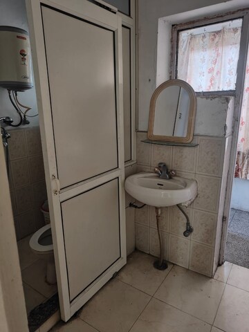Bathroom in 1 BHK Builder Floor at Sector 36 – for Rent