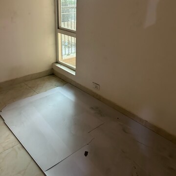 Room in 3 BHK Apartment at Gaurs Siddhartham, Siddharth Vihar – for Rent