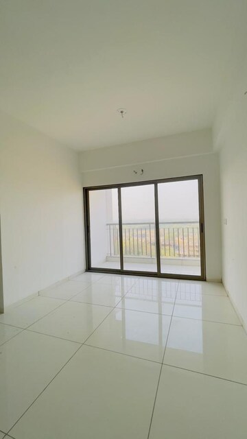 Room in 2.5 BHK Apartment at Ganesh Malabar County, Near Nirma University On Sg Highway – for Rent