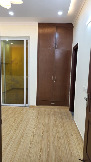 Room in 3 BHK Builder Floor at Ansal API Esencia, Sector 67 – for Rent