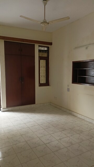 Room in 3 BHK Builder Floor at Safdarjung Development Area – for Rent