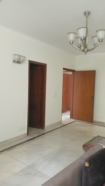 Room in 6 BHK Independent House at South Extension ii – for Rent