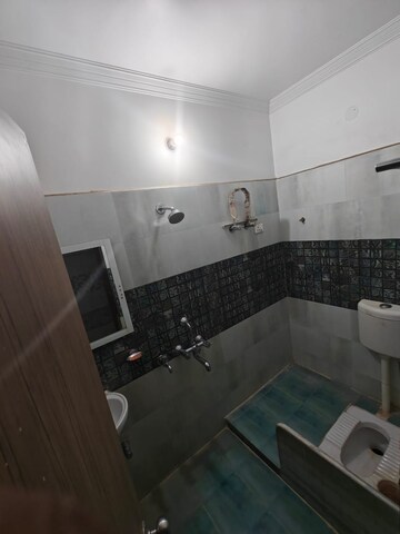 Master Bedroom in 2 BHK Independent House at Gomti Nagar – for Rent