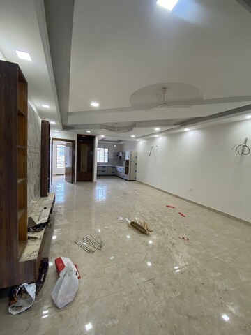 Parking in 4 BHK Builder Floor at Sector 75 – for Sale