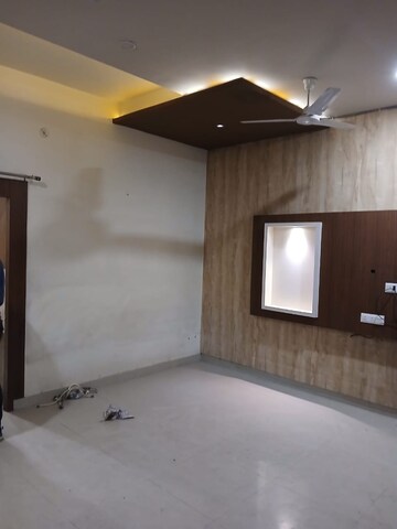 Room in 5 BHK Independent House at Gomti Nagar – for Rent
