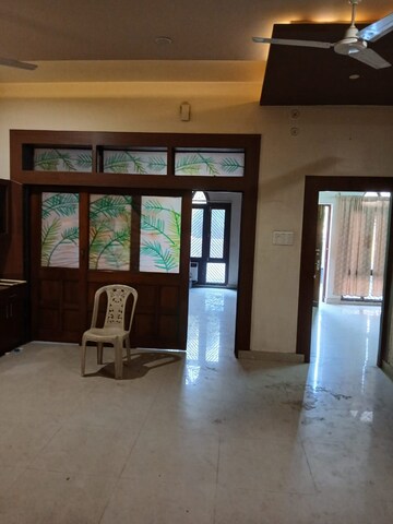Room in 5 BHK Independent House at Gomti Nagar – for Rent