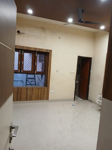 Room in 5 BHK Independent House at Gomti Nagar – for Rent