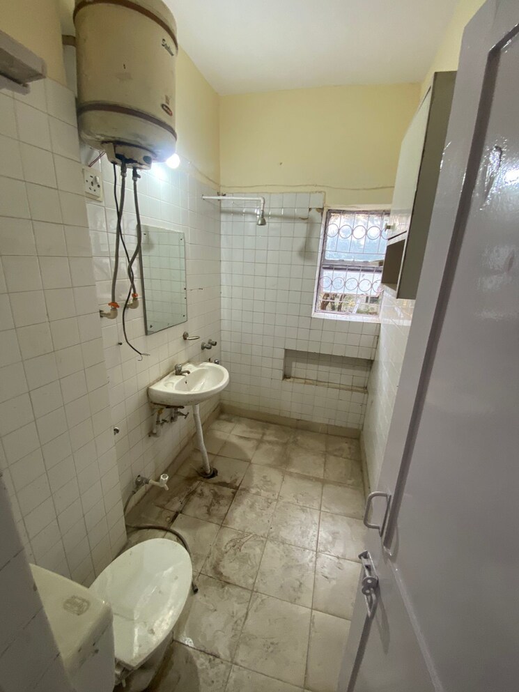 Bathroom, vasant kunj 3 Bedroom 1800 Sq.Ft. Apartment In Vasant Kunj Delhi 7917404