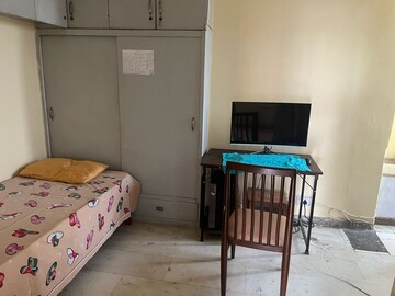 Bedroom in 3 BHK Apartment at DLF Royale Residences, Dlf Phase I – for Rent