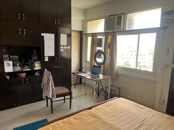 Bedroom in 3 BHK Apartment at DLF Royale Residences, Dlf Phase I – for Rent