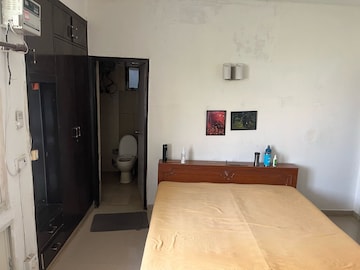 Room in 3 BHK Apartment at DLF Royale Residences, Dlf Phase I – for Rent