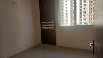Room in 2 BHK Apartment at Amrapali Golf Homes, Sector 4, Greater Noida – for Rent