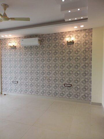 Room in 4 BHK Builder Floor at 4S Aradhya Extension, Sector 67a – for Rent