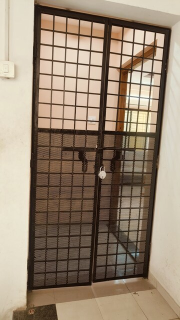 Room in 2 BHK Apartment at Narendra Nagar – for Rent