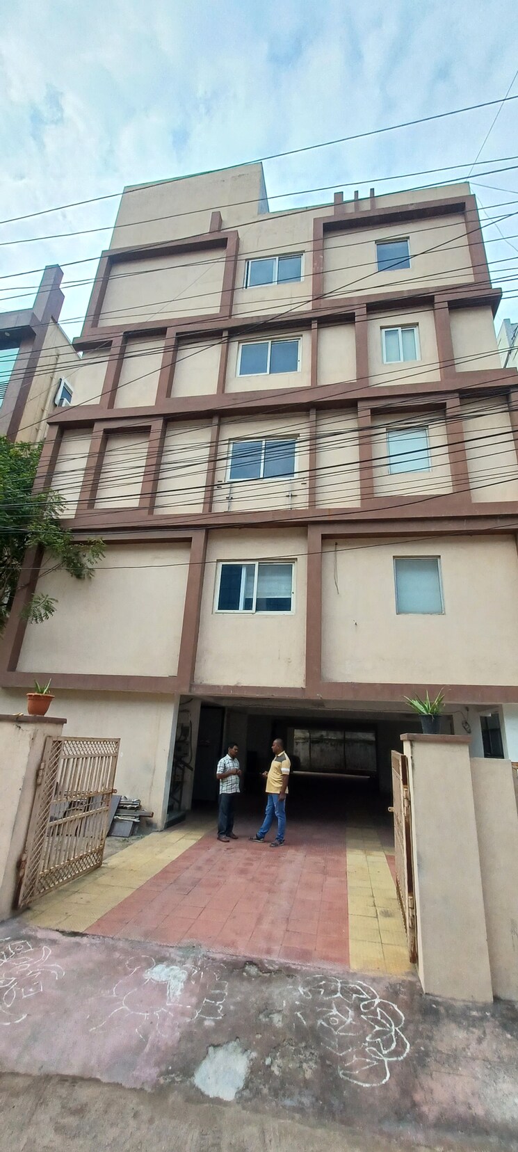 Commercial Building, Gach